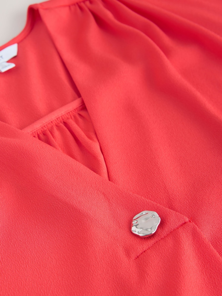 אדום אלמוג - חולצה עם שרוולים קצרים וצווארון וי - תמונה 8 מתוך 8