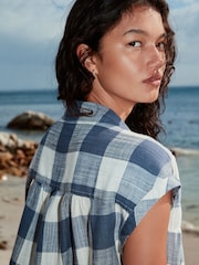 أزرق ومزين بمربعات - قميص بكم قصير يحتوي على الكتان - صورة 4 من 8