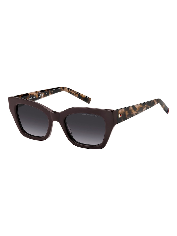 Tommy Hilfiger Cat Eye Sunglasses in Burgundy and Pink Havana - صورة 2 من 5 Tommy Hilfiger Cat Eye Sunglasses in Burgundy and Pink Havana - صورة 2 من 5