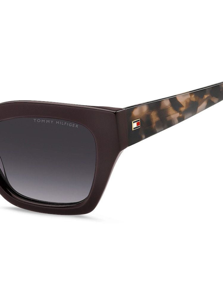 Tommy Hilfiger Cat Eye Sunglasses in Burgundy and Pink Havana - صورة 5 من 5 Tommy Hilfiger Cat Eye Sunglasses in Burgundy and Pink Havana - صورة 5 من 5