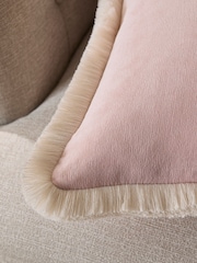 Weiches Velourskissen mit kontrastierenden Fransen - Bild 2 von 5