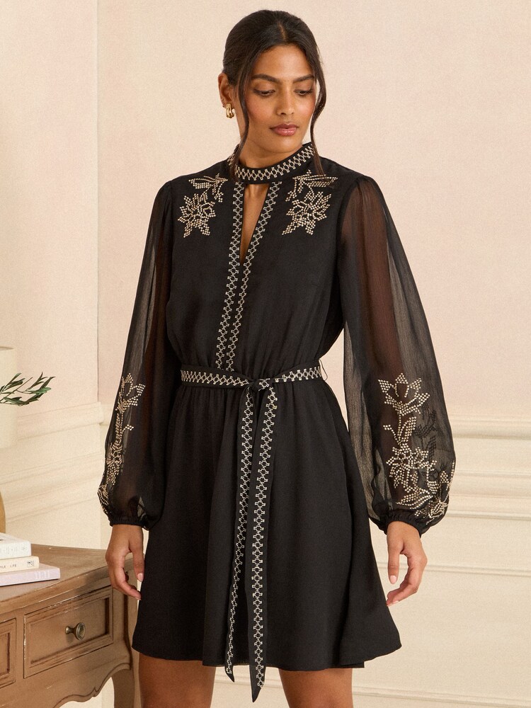 فستان قصير مطرّز بياقة عالية من Love & Roses - صورة 2 من 4