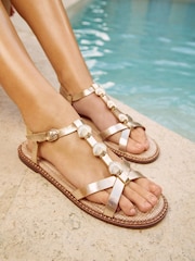Gold Shell Charm - Lipsy T Bar Flat Sandals - 圖片 1/4