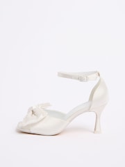 صنادل ساتان للعروس مع تفصيل فيونكة لؤلؤية وكعب متوسط من Friends Like These - Image 5 of 5