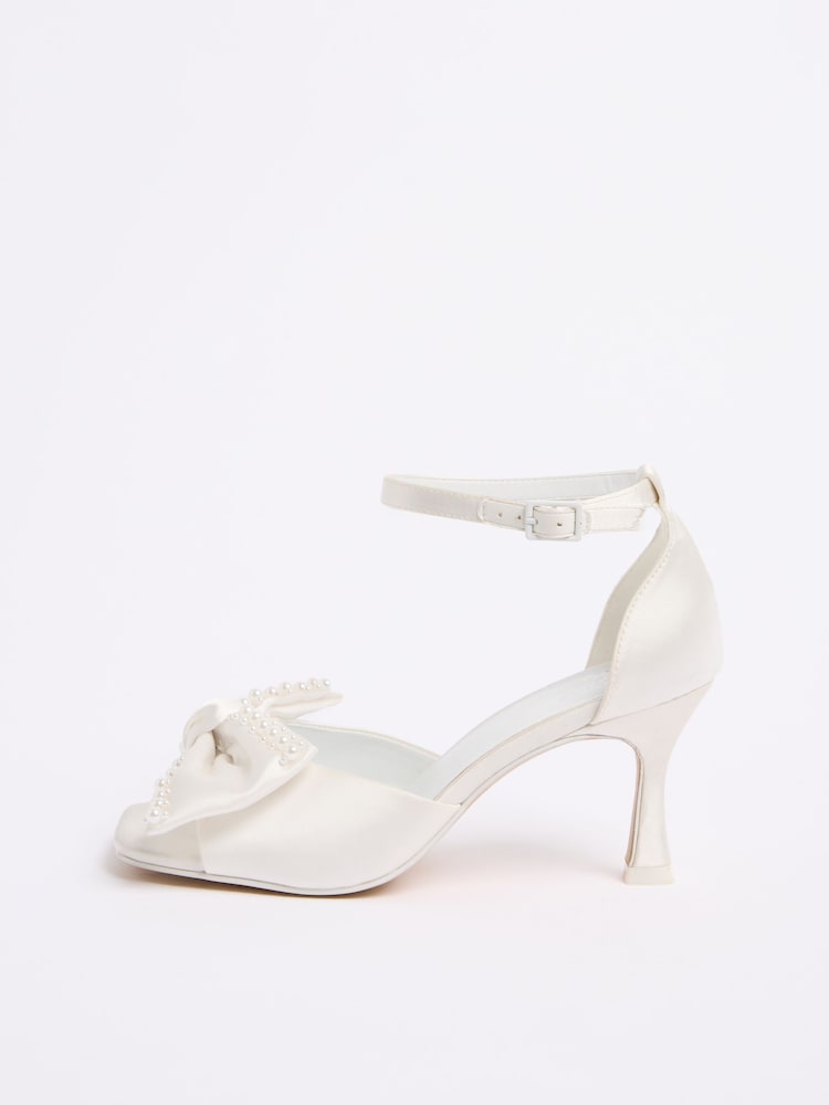 صنادل ساتان للعروس مع تفصيل فيونكة لؤلؤية وكعب متوسط من Friends Like These - Image 5 of 5