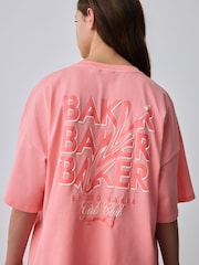 Baker by Ted Baker 2 Pieces Oversize T-Shirt und Shorts-Set mit Ton-in-Ton-Grafik - Bild 6 von 12