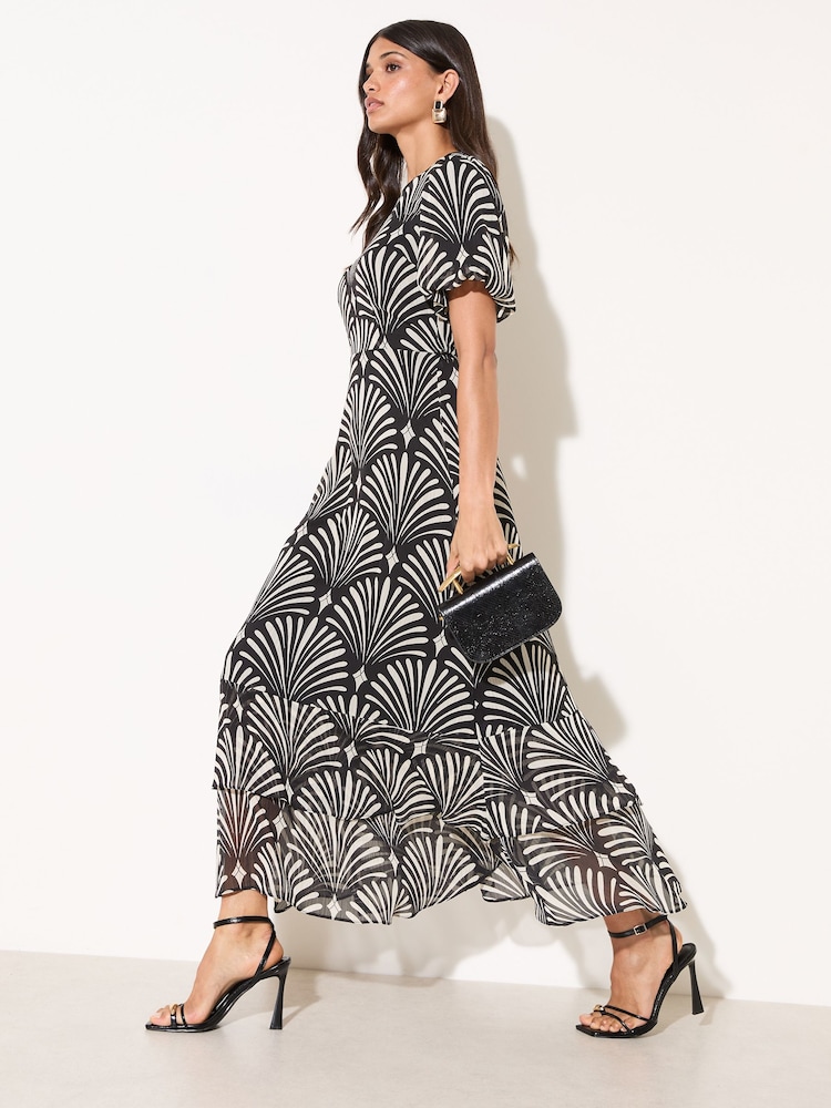 Czarny/biały w geometryczne wzory - Friends Like These Puff Sleeve Tier Hem Midi Dress - Obraz 2 z 8 Czarny/biały w geometryczne wzory - Friends Like These Puff Sleeve Tier Hem Midi Dress - Obraz 2 z 8