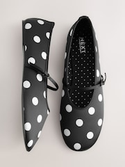 أسود وأبيض - حذاء Mary Jane بمقدمة مستديرة من Forever Comfort® - Image 1 of 5