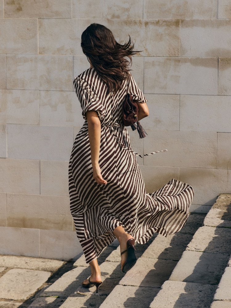 Friends Like These Midikleid mit Puffärmeln und gestuftem Saum - Bild 2 von 5