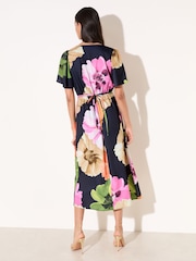 Marineblau - Friends Like These Midikleid aus Satin mit V-Ausschnitt und Floral - Bild 4 von 5