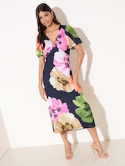 Marineblau - Friends Like These Midikleid aus Satin mit V-Ausschnitt und Floral - Bild 5 von 5