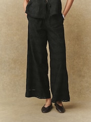 Negro con palmera - Embroidered Wide Leg Trousers - Imagen 2 de 8