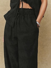 Negro con palmera - Embroidered Wide Leg Trousers - Imagen 5 de 8