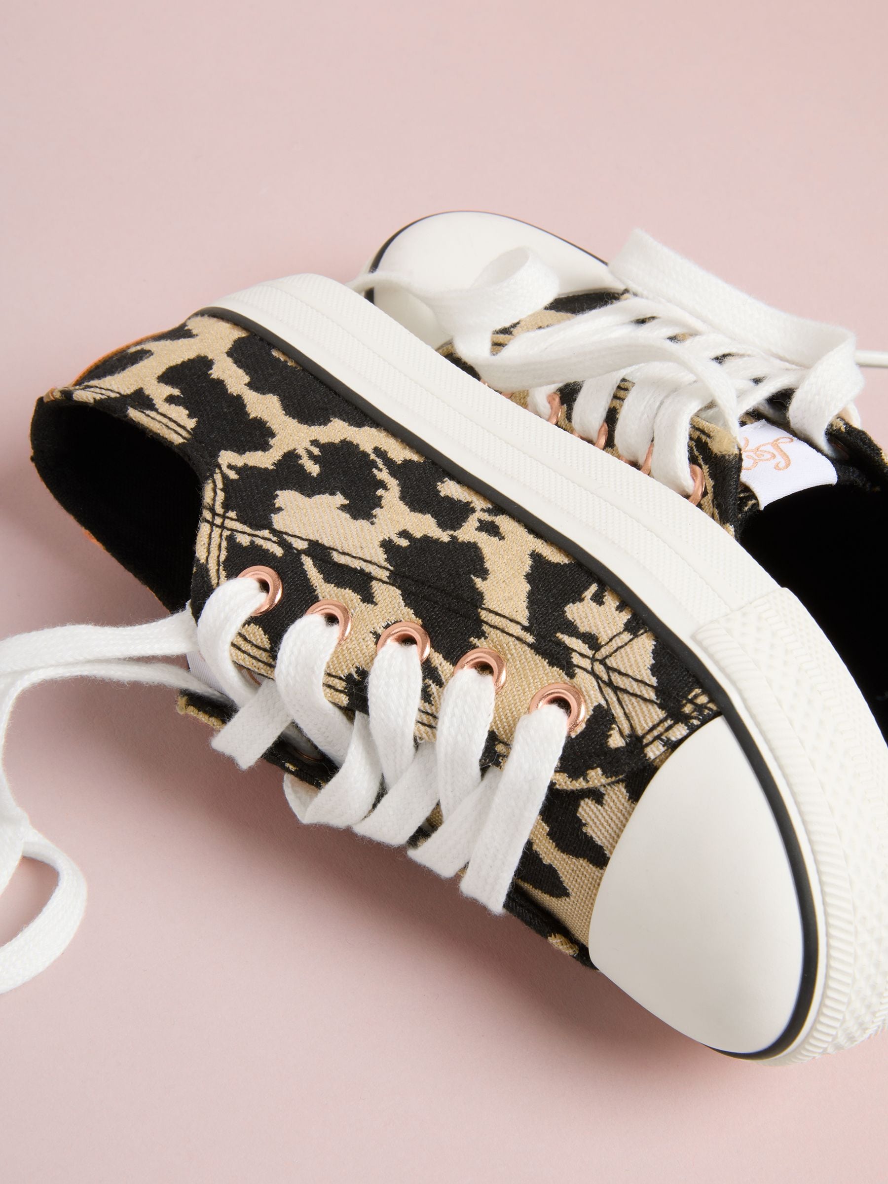 Cumpără Neutru cu imprimeu leopard - Lipsy Low Top Cu șireturi
