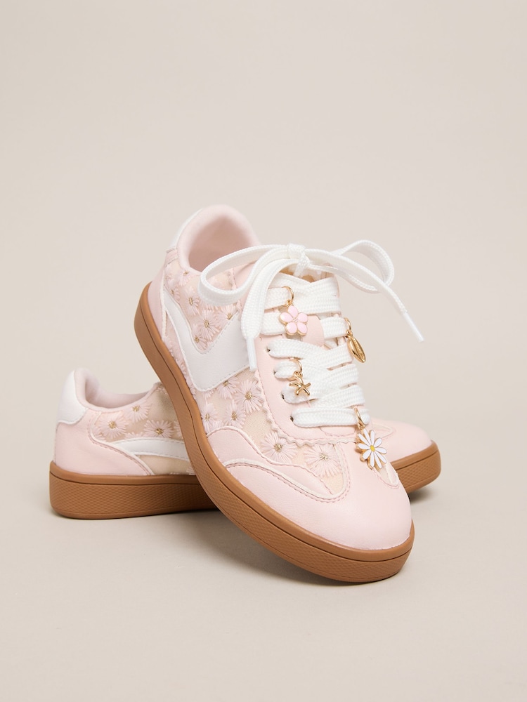 حذاء رياضي بنعل مطاطي بطبعة مورّدة بتفاصيل لامعة من Lipsy - Image 1 of 4