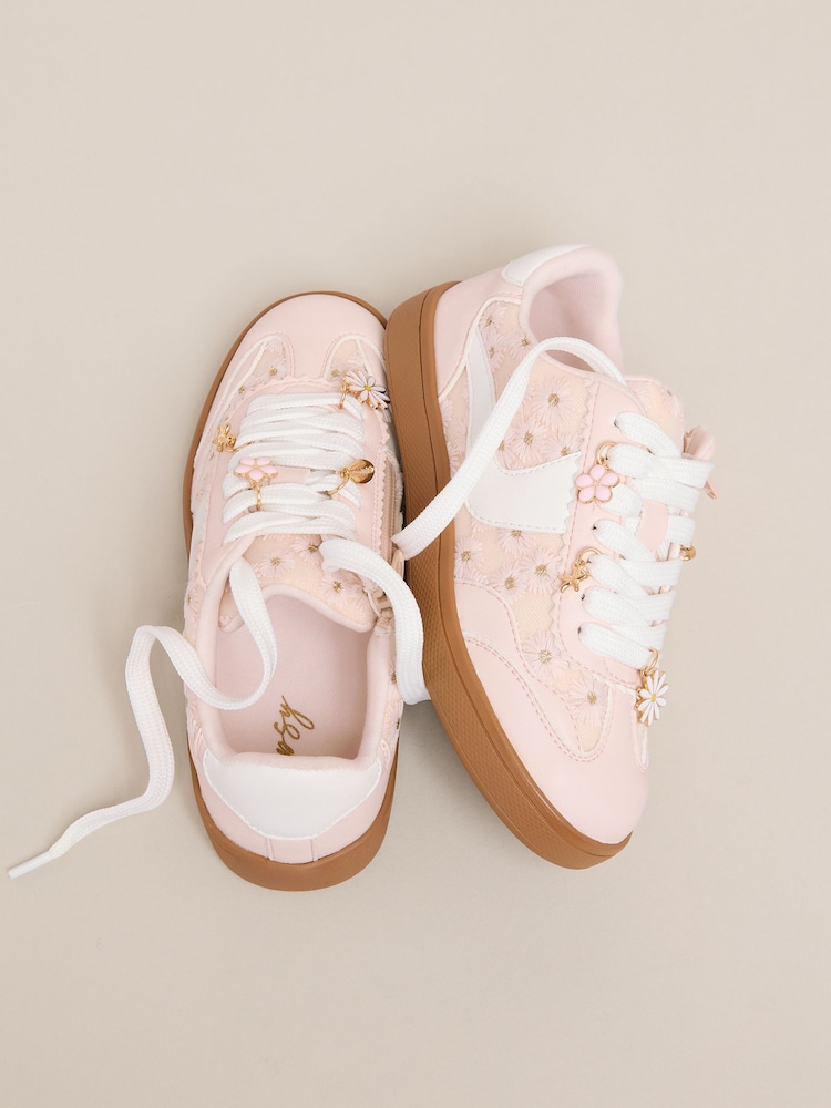 حذاء رياضي بنعل مطاطي بطبعة مورّدة بتفاصيل لامعة من Lipsy - Image 2 of 4