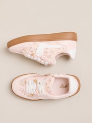 حذاء رياضي بنعل مطاطي بطبعة مورّدة بتفاصيل لامعة من Lipsy - Image 3 of 4