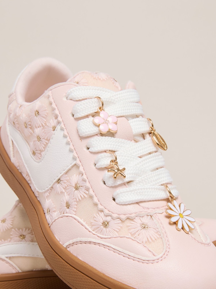 حذاء رياضي بنعل مطاطي بطبعة مورّدة بتفاصيل لامعة من Lipsy - Image 4 of 4