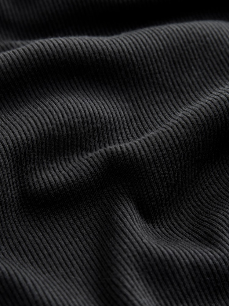 Schwarz - self. Top mit eckigem Ausschnitt - Bild 8 von 8