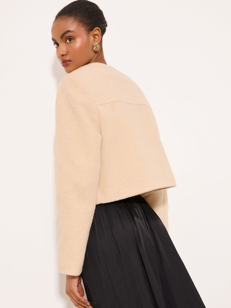 Lipsy Kragenlose Kurzjacke in gebürsteter Wolloptik im Glam-Look - Bild 5 von 5