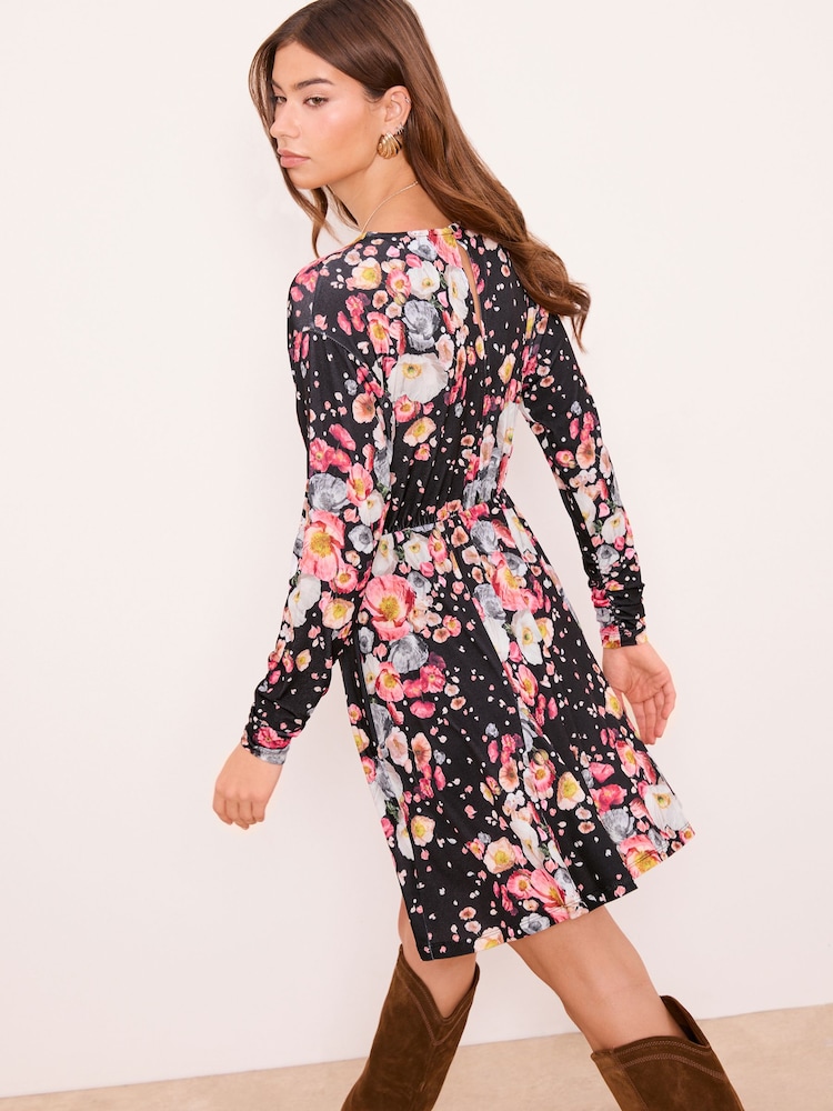 أسود - فستان جيرسي بكم واسع من Lipsy - صورة 4 من 4 أسود - فستان جيرسي بكم واسع من Lipsy - صورة 4 من 4