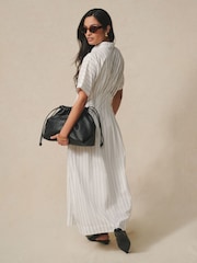 Vienkrāsains balts ar melnu svītru - Īsu piedurkņu midi kleita ar savilktu vidukli - Attēls 4 no 8