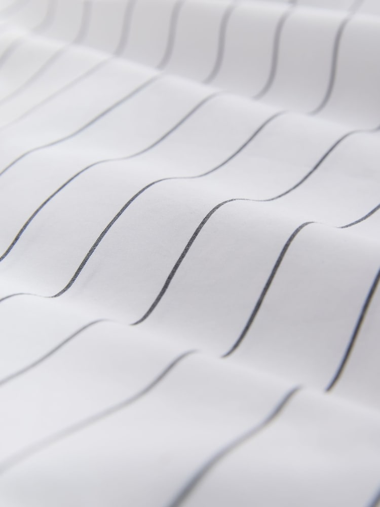 Vienkrāsains balts ar melnu svītru - Īsu piedurkņu midi kleita ar savilktu vidukli - Attēls 8 no 8 Vienkrāsains balts ar melnu svītru - Īsu piedurkņu midi kleita ar savilktu vidukli - Attēls 8 no 8