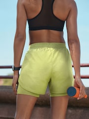 Лаймово-зелений - завищена талія Dry Tech 2-in-1 Sport Shorts - Image 2 of 4