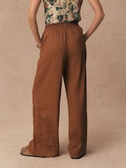 Kamielis - Platas, uzvelkamas bikses ar izšuvumu un linu - Attēls 4 no 9