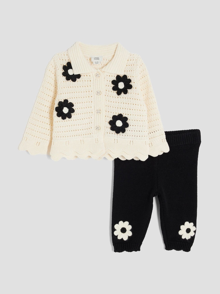 طقم كروشيه أحادي مزين بزهرة الأقحوان للبنات الصغار من River Island - صورة 1 من 5 طقم كروشيه أحادي مزين بزهرة الأقحوان للبنات الصغار من River Island - صورة 1 من 5