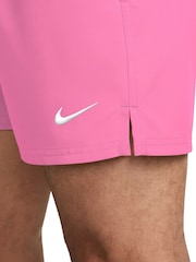 وردي شاحب - 5 بوصة - شورت سباحة Volley من Nike - صورة 8 من 9