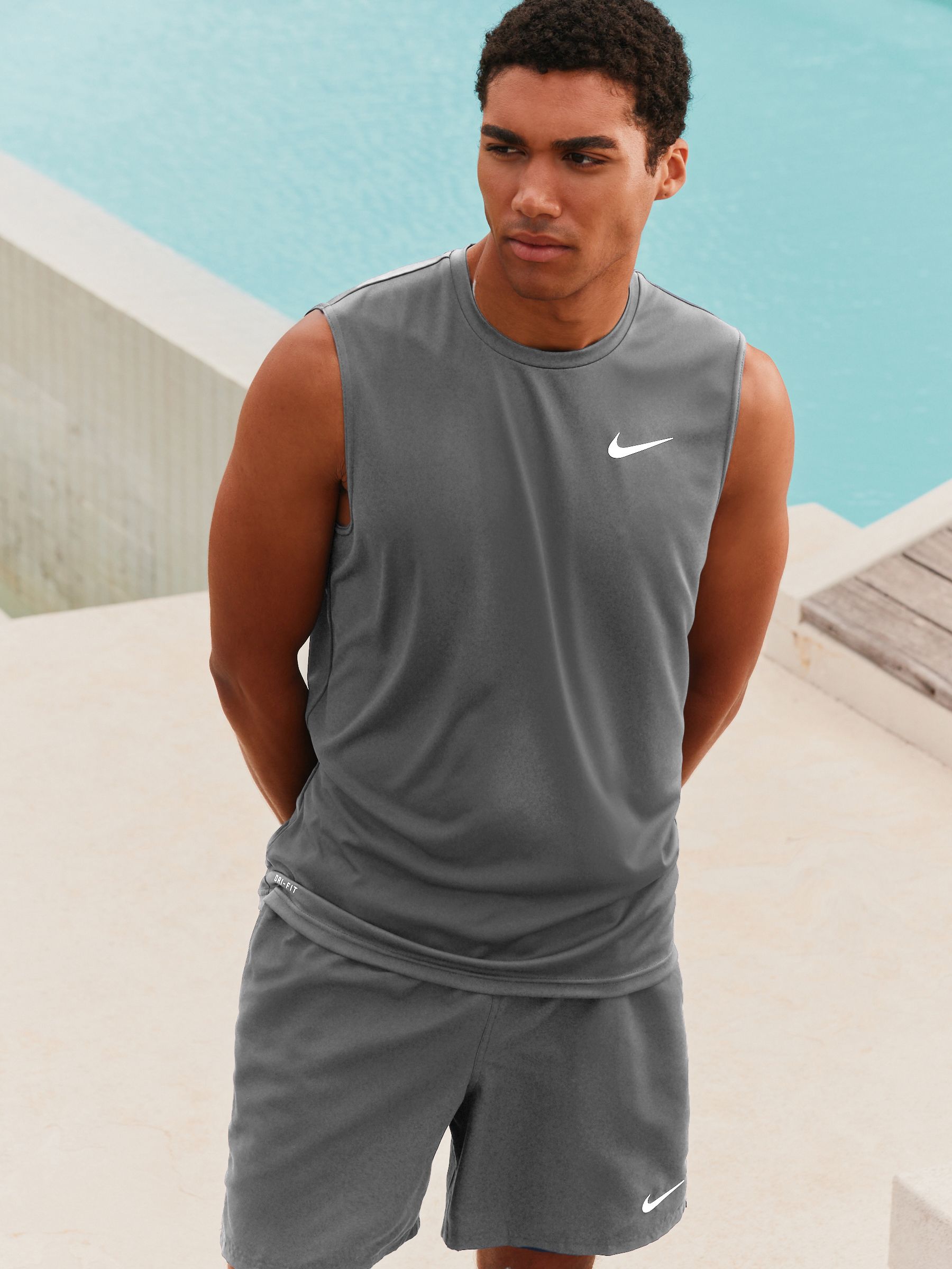 Next：日本 グレー - Nike Solid Essentials Rash ノースリーブトップ