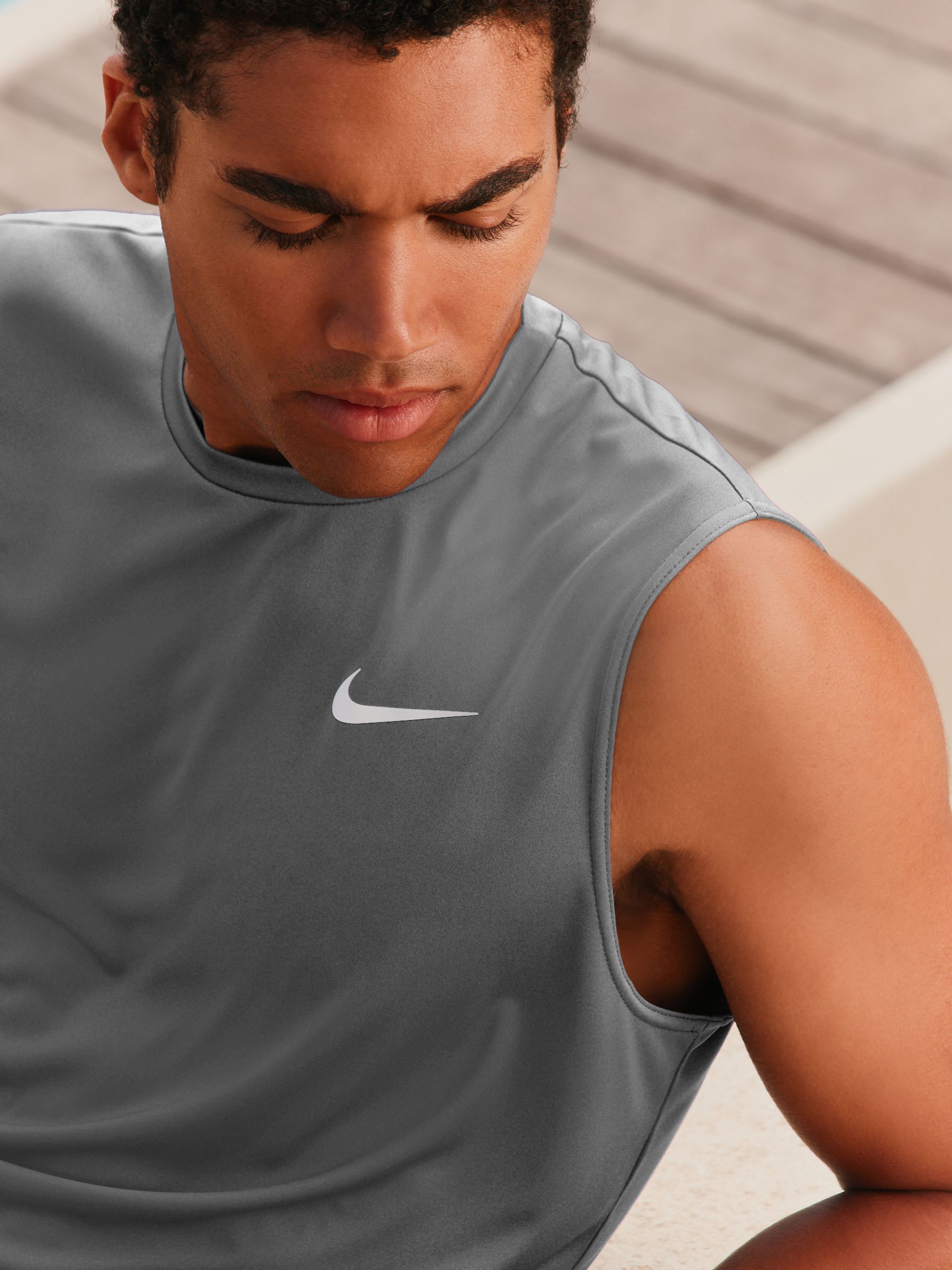 Next：日本 グレー - Nike Solid Essentials Rash ノースリーブトップ