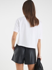 River Island Elasticated Faux Leather Shorts - Imagem 4 de 4