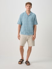 أزرق شكل هندسي - قميص مطبوع كم قصير - صورة 2 من 5