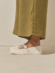 أبيض - أحذية ماري جين من قماش الكانفاس من Forever Comfort - Image 4 of 7