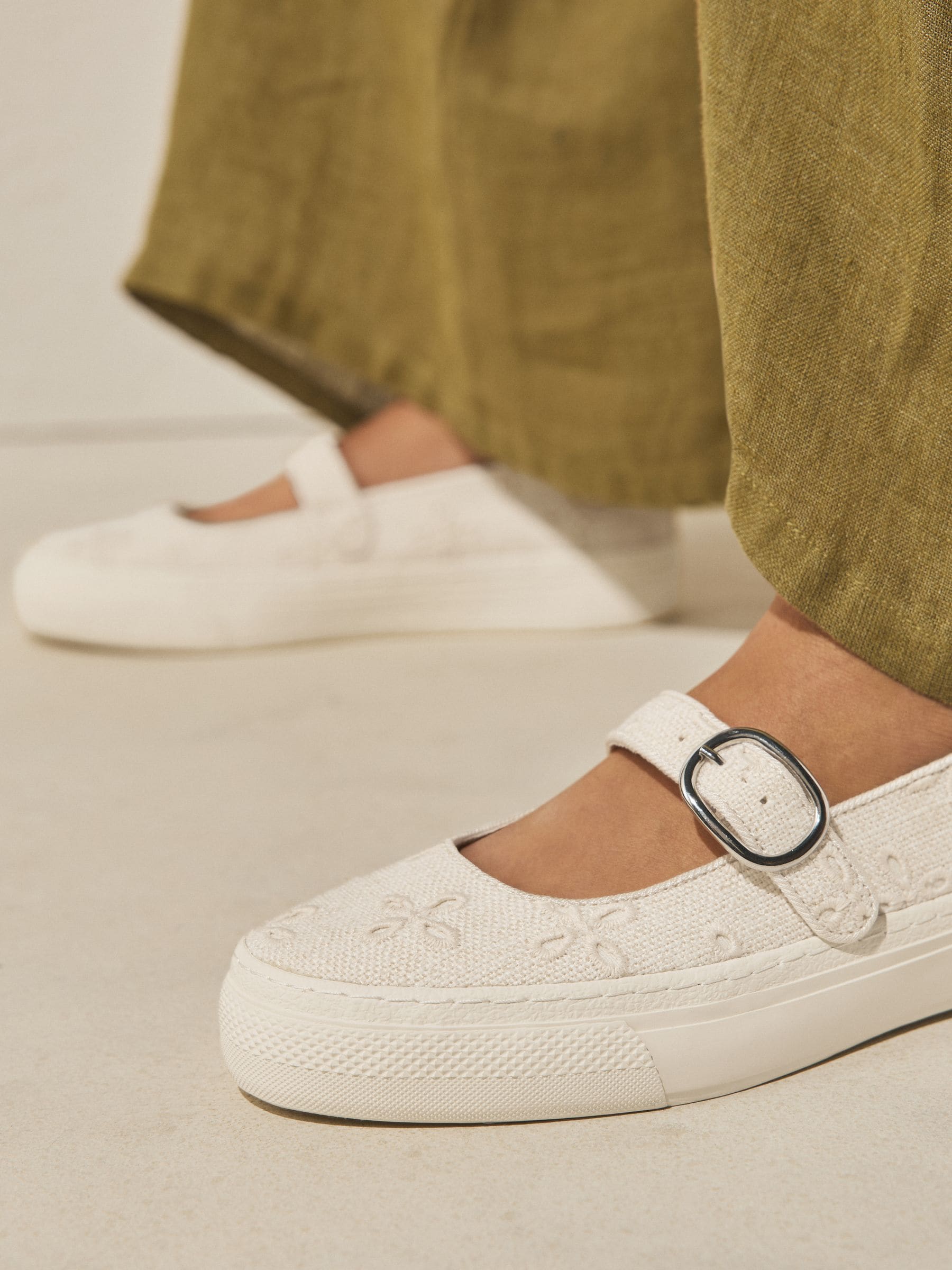 Comprar Branco - Sapatos Mary Jane de lona Forever Comfort® from