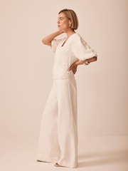 Mint Velvet Cream Embroidered Detail Top - Imagen 2 de 8