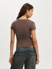 Castanho - Cotton On Christy Henley T-Shirt - Imagem 2 de 4