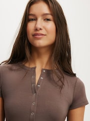 Castanho - Cotton On Christy Henley T-Shirt - Imagem 3 de 4
