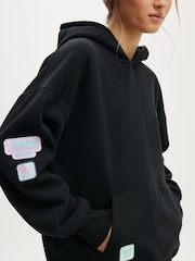 Preto - Moletom com capuz com estampa gráfica premium Cotton On Plush - Imagem 3 de 4