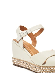 كريم - Moda in Pelle Janeen Ball Trim Mid Height Square Toe Comfort Wedge Sandals - صورة 4 من 4