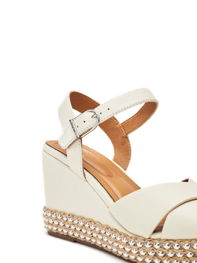 كريم - Moda in Pelle Janeen Ball Trim Mid Height Square Toe Comfort Wedge Sandals - صورة 4 من 4