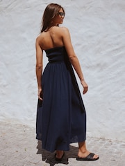 ネイビー ブルー - Ruched Bandeau Midi Dress with Linen - 画像 3 / 5