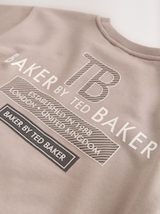 طقم من سويت شيرت بكُم قصير مزيّن بطبعة جرافيك مع شورت من Baker by Ted Baker - Image 14 of 14