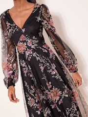 Lipsy Premium Maxikleid mit floralen Netzstoff-Ärmeln - Bild 2 von 4