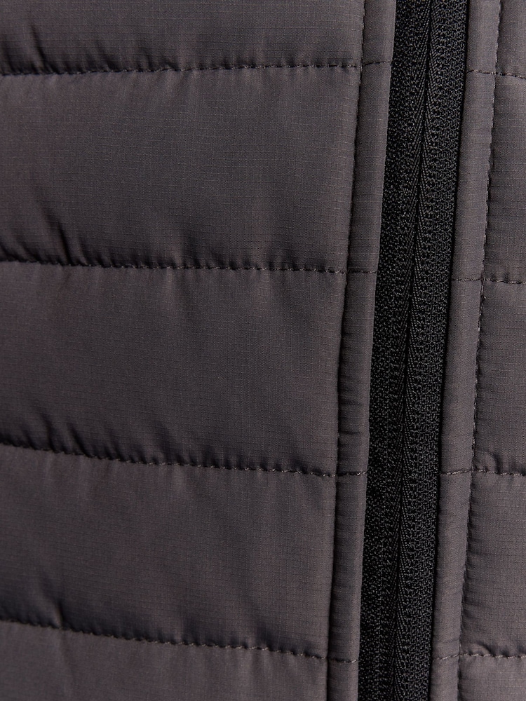 Schwarz - Lyle & Scott Sports Fleece Hybrid Gilet - Bild 5 von 5