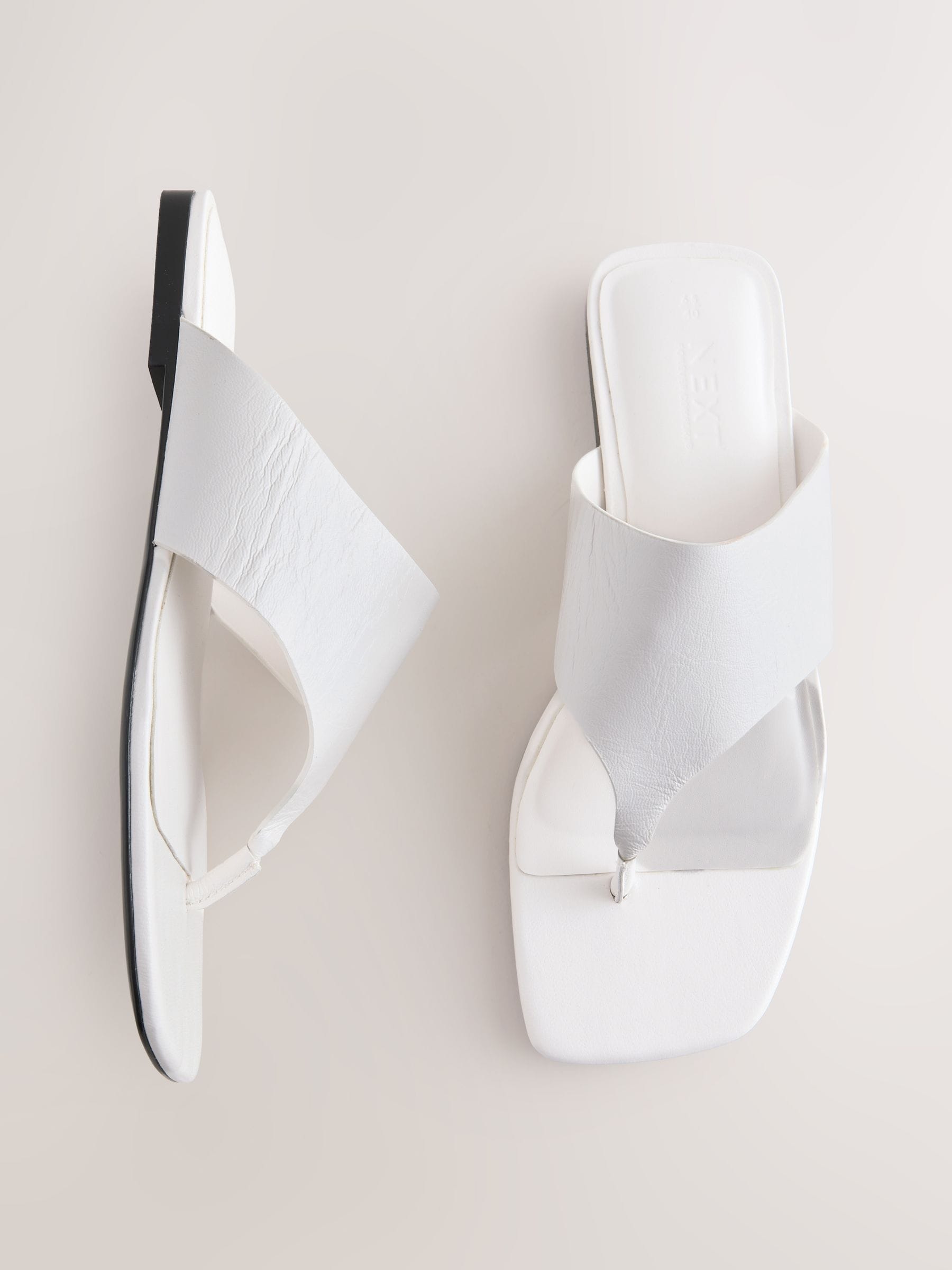 Next：日本 ホワイト - Forever Comfort® トウソングサンダル from