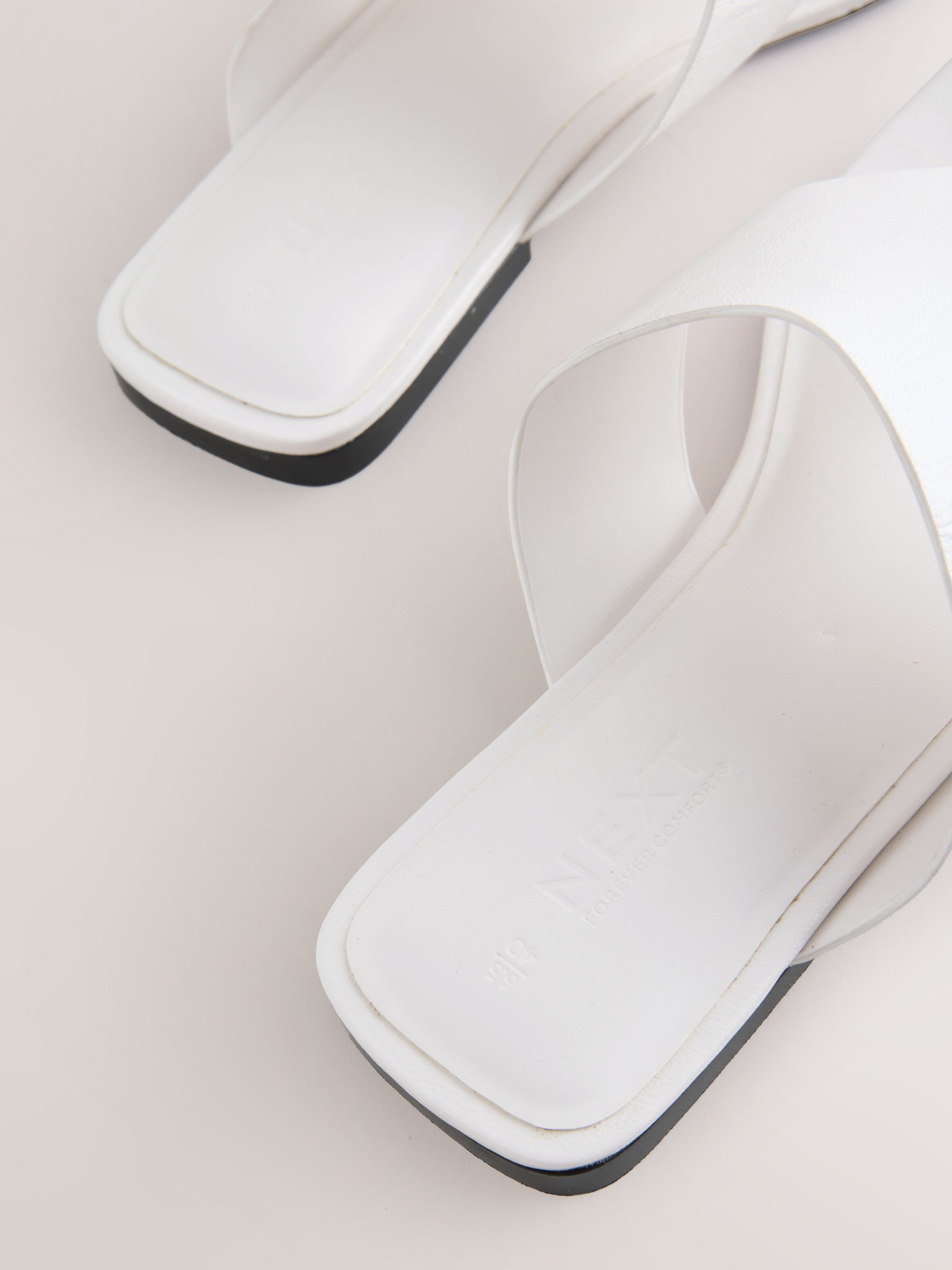 Next：日本 ホワイト - Forever Comfort® トウソングサンダル from