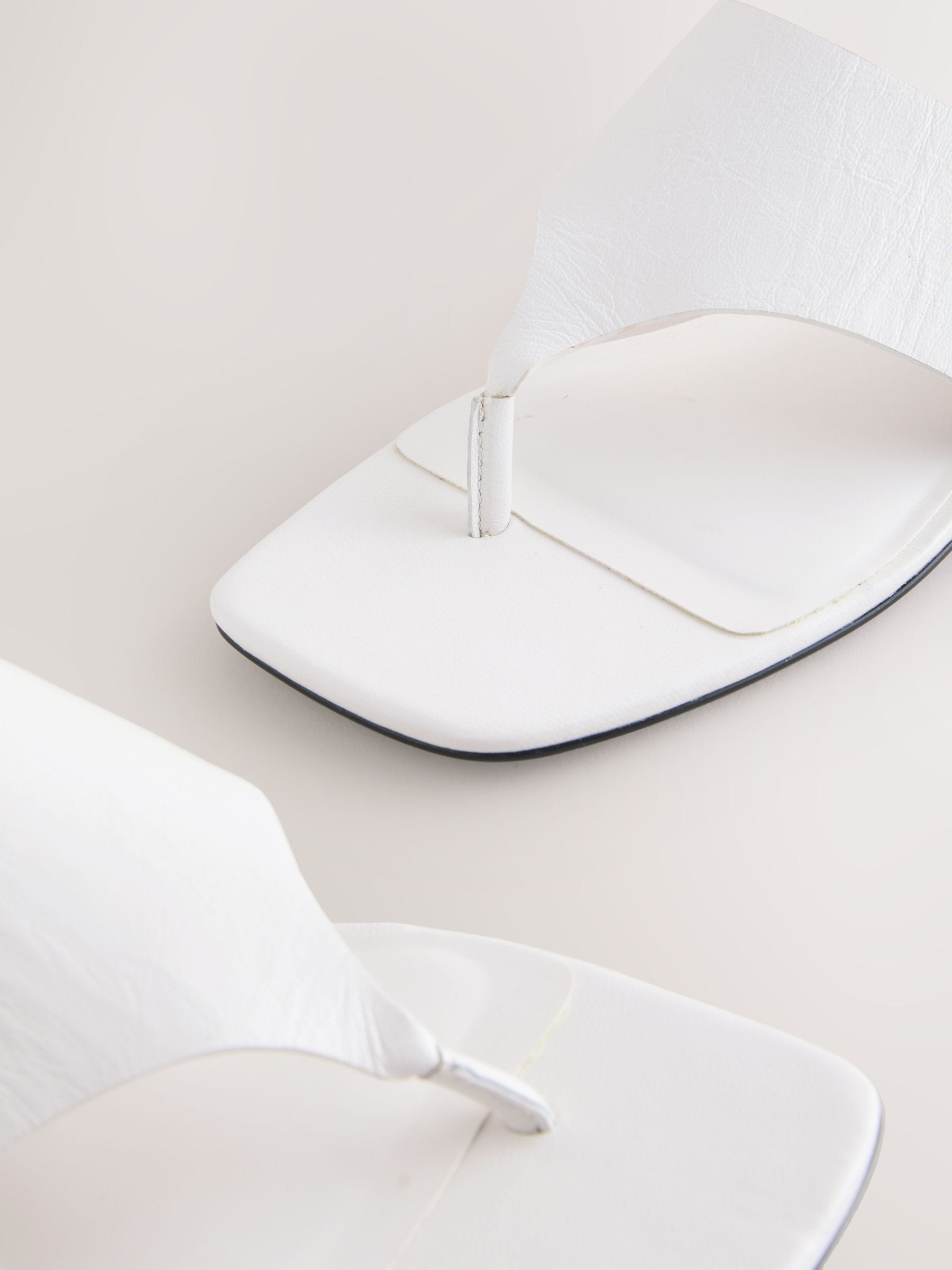 Next：日本 ホワイト - Forever Comfort® トウソングサンダル from